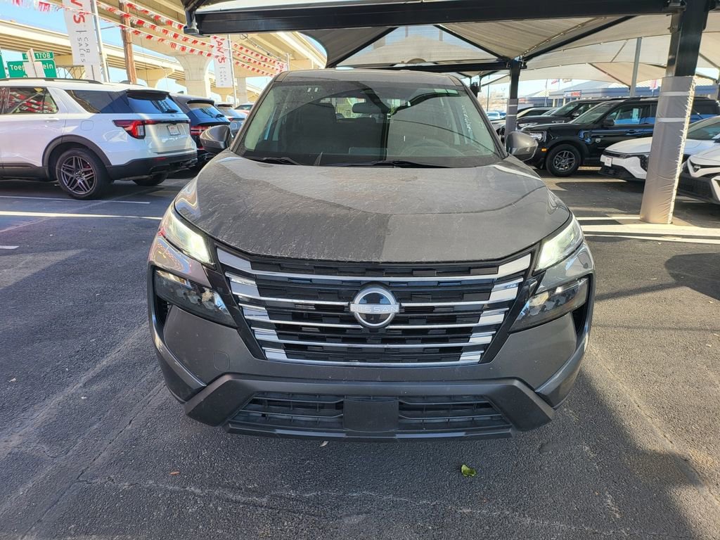 Used 2024 Nissan Rogue SV image 2