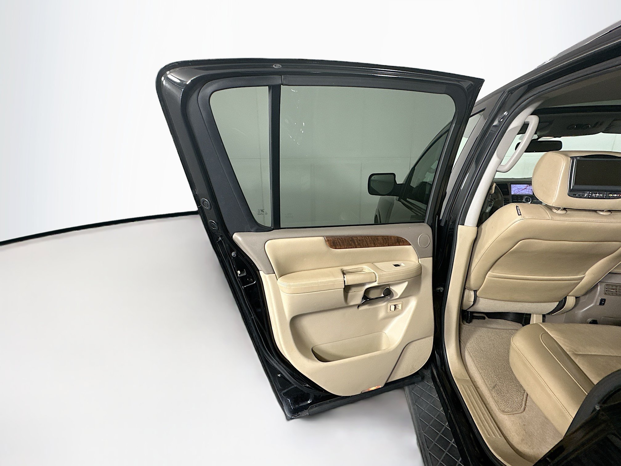 Used 2013 Nissan Armada Platinum RWD image 26
