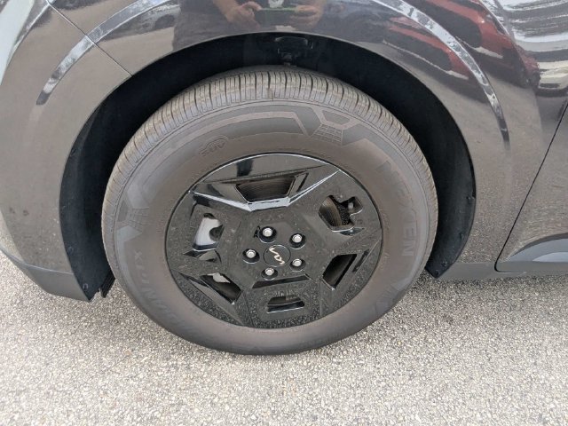 Certified 2026 Kia Carnival LX FWD image 11