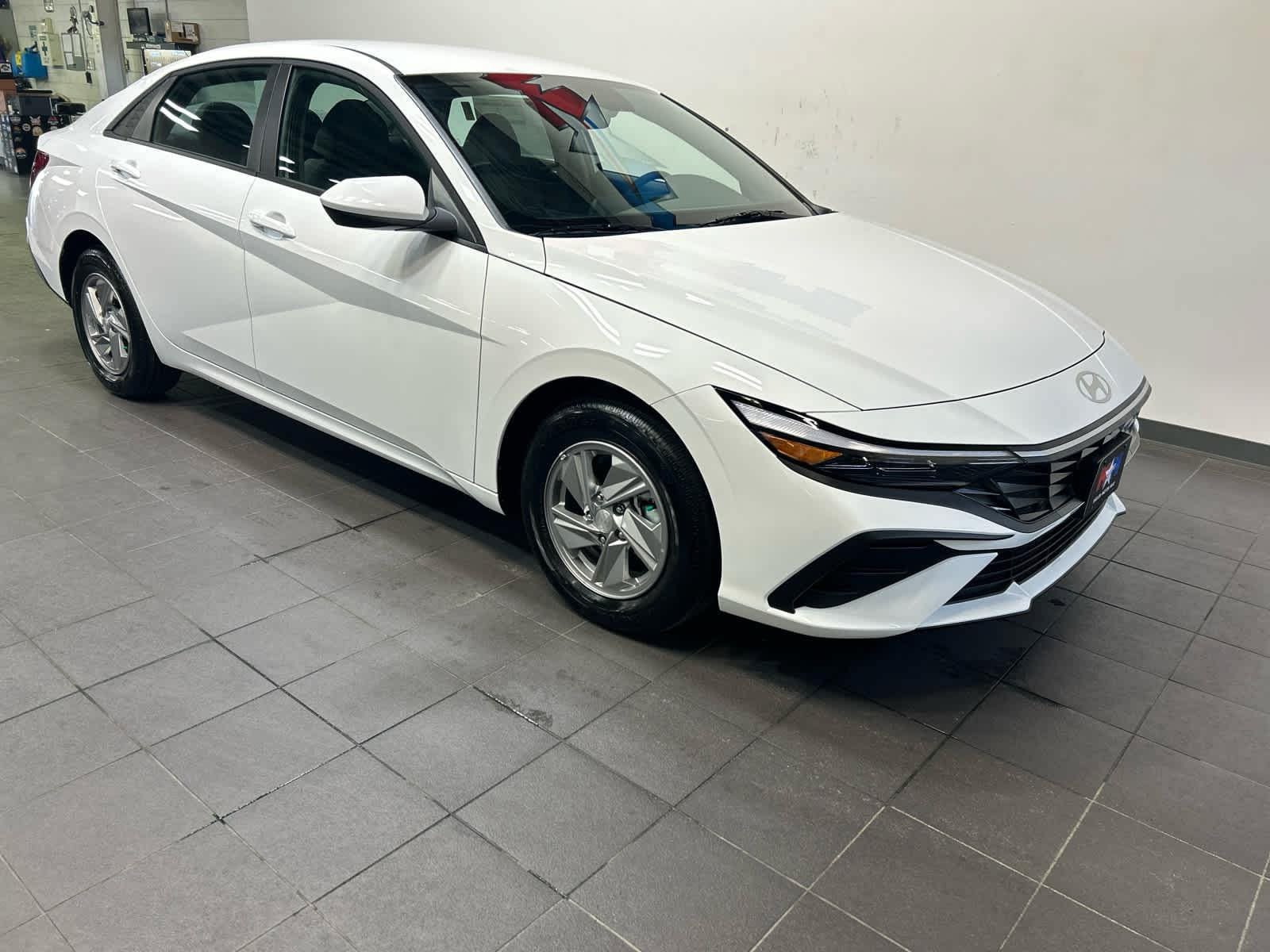New 2026 Hyundai Elantra SE FWD image 2