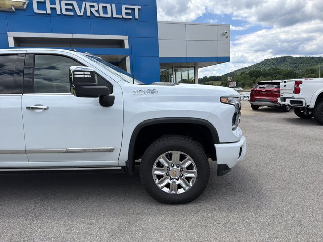Used 2026 Chevrolet Silverado 2500 High Country w/ High Country Premium Package AWD/4WD image 2