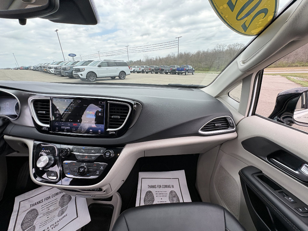 Used 2024 Chrysler Pacifica Touring-L image 24