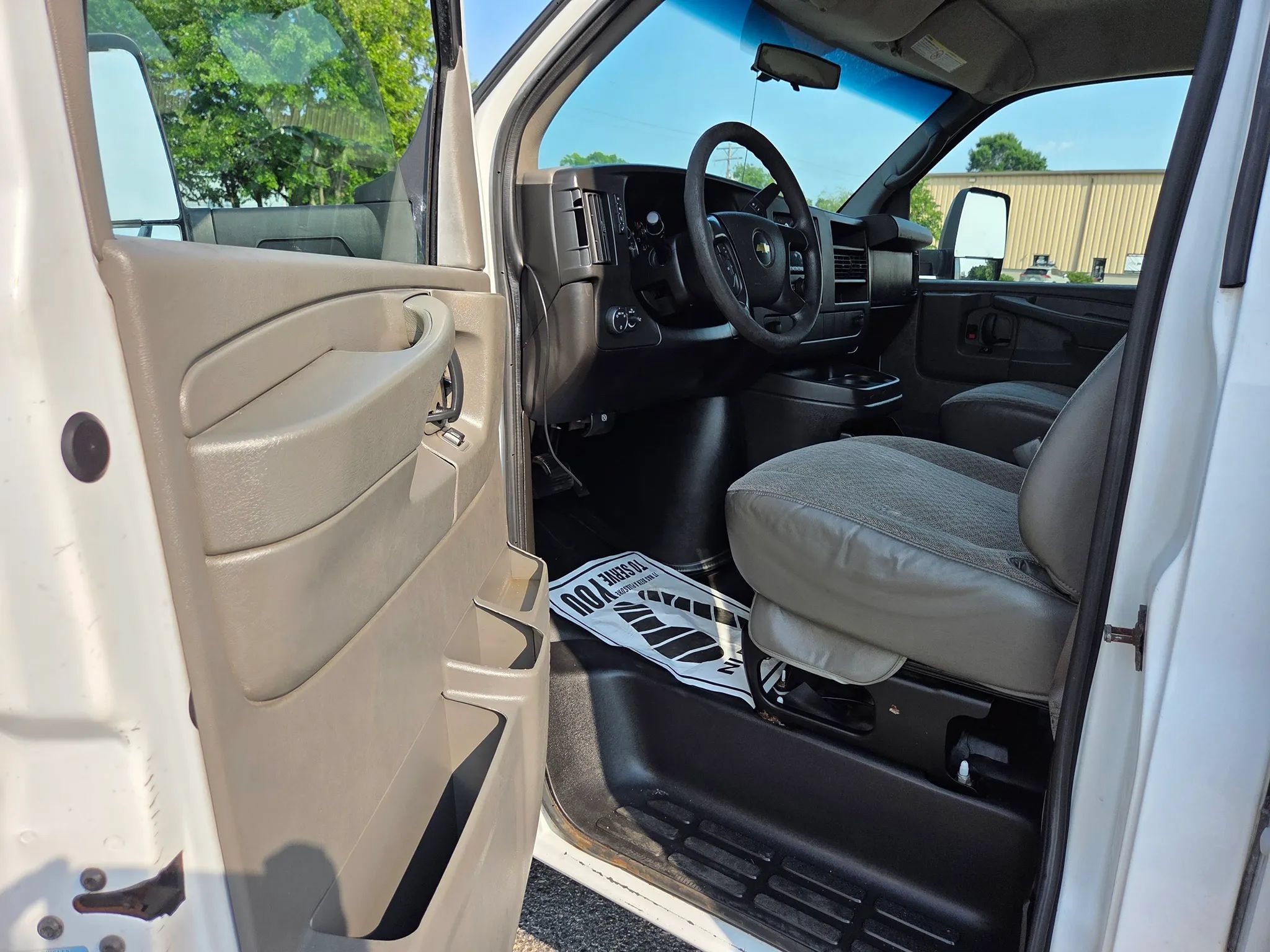 Used 2014 Chevrolet Express 3500 Extended RWD image 12