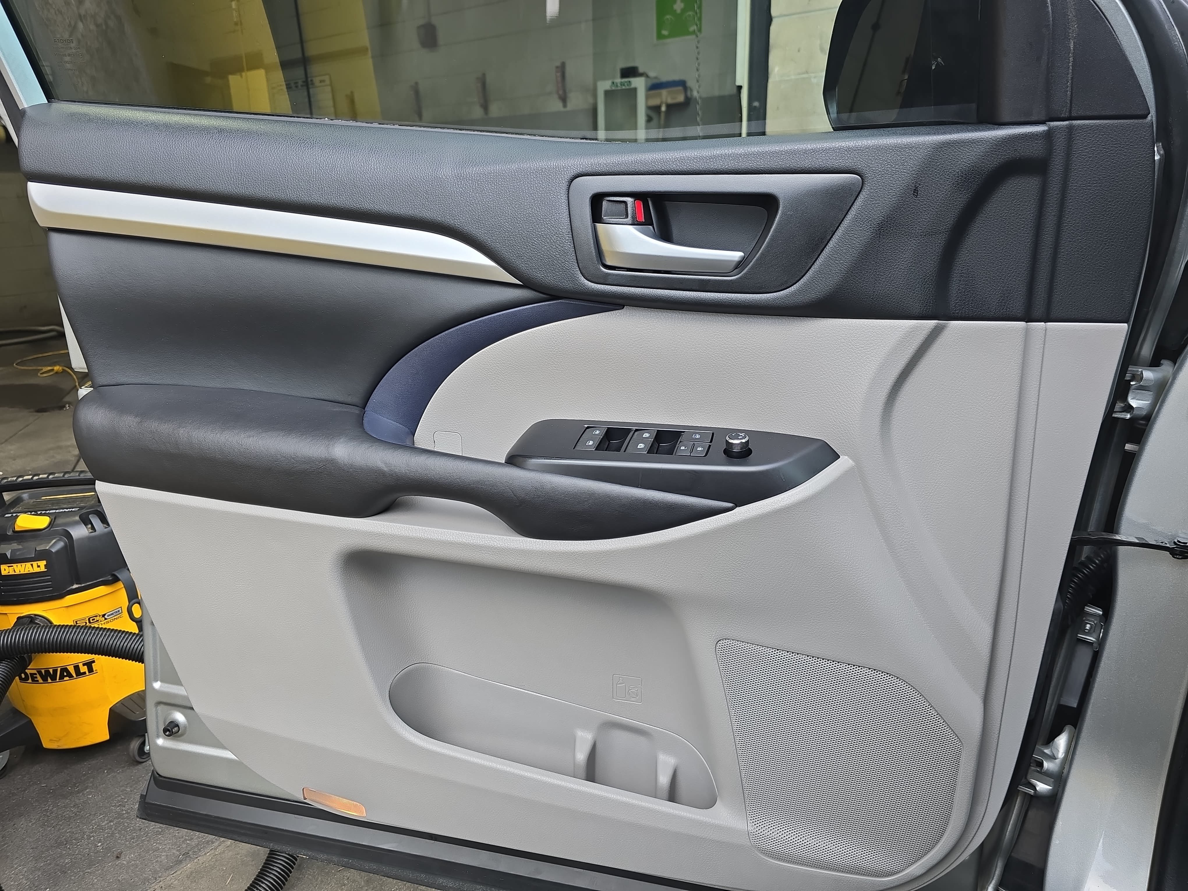 Used 2019 Toyota Highlander XLE AWD/4WD image 28