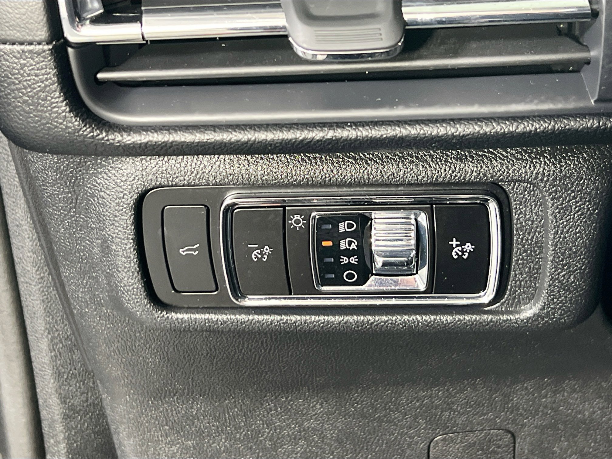 Used 2025 Lincoln Corsair AWD w/ Rear Removable Package Tray image 10