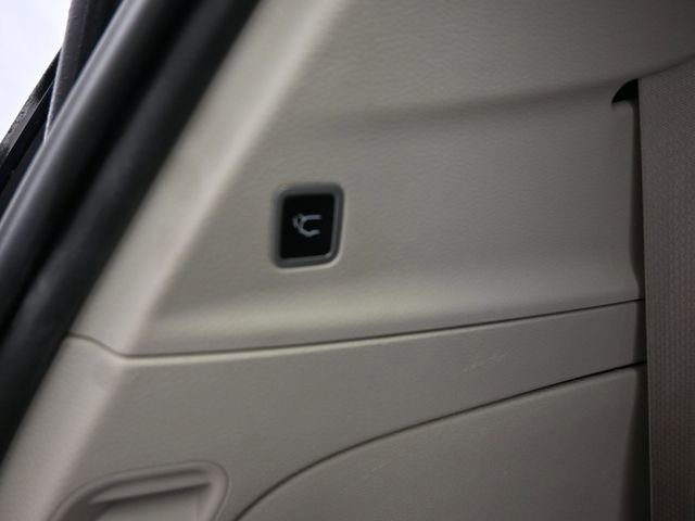 Used 2022 Chrysler Voyager LX image 7