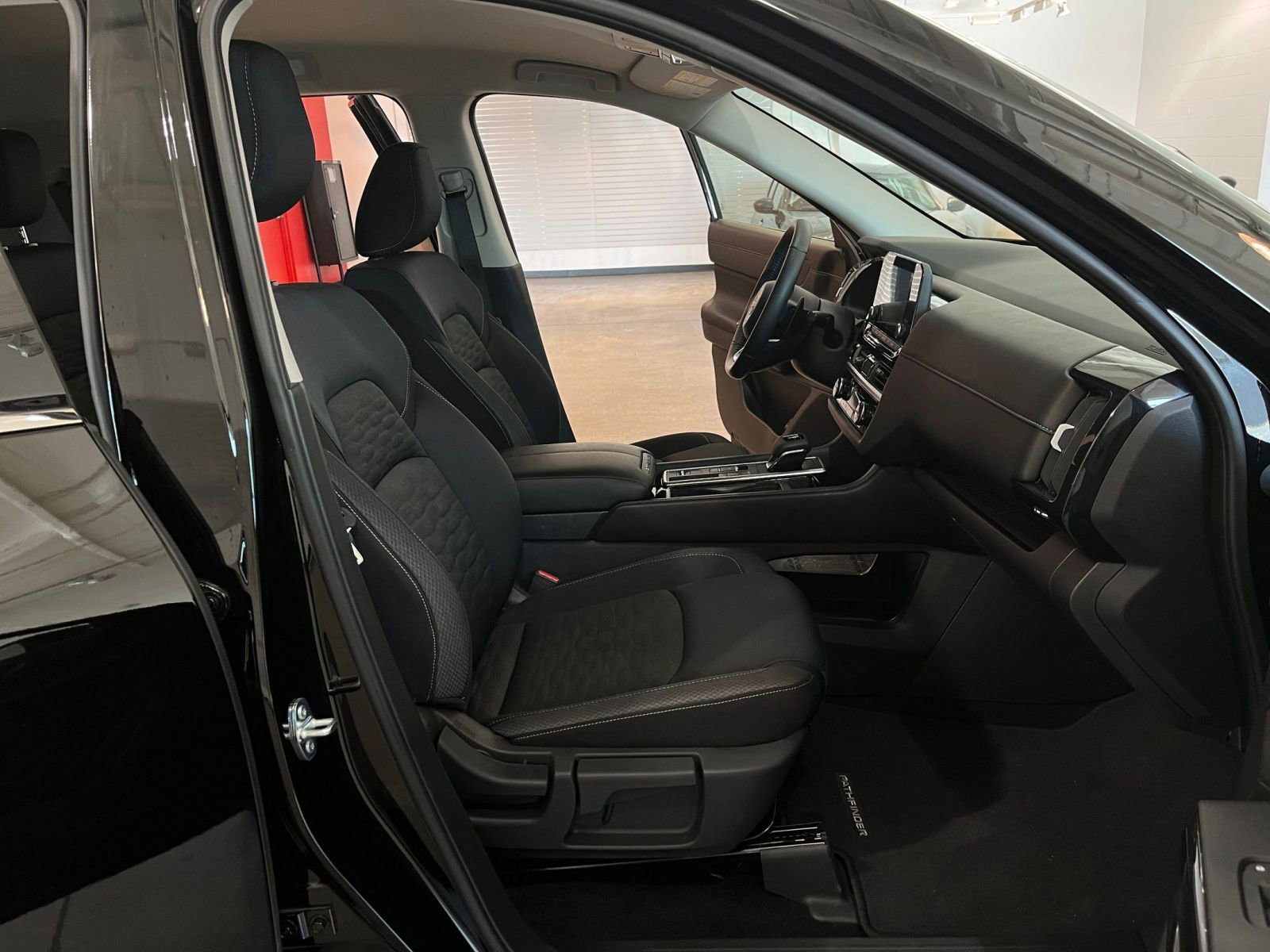 Used 2025 Nissan Pathfinder SV FWD image 38