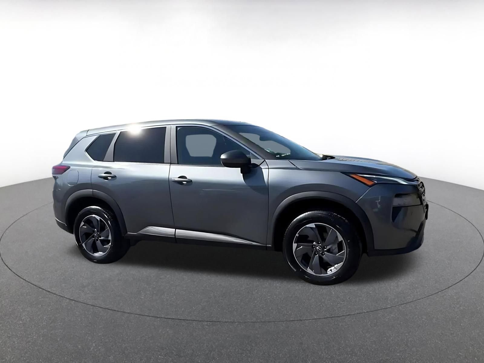Used 2025 Nissan Rogue SV image 2