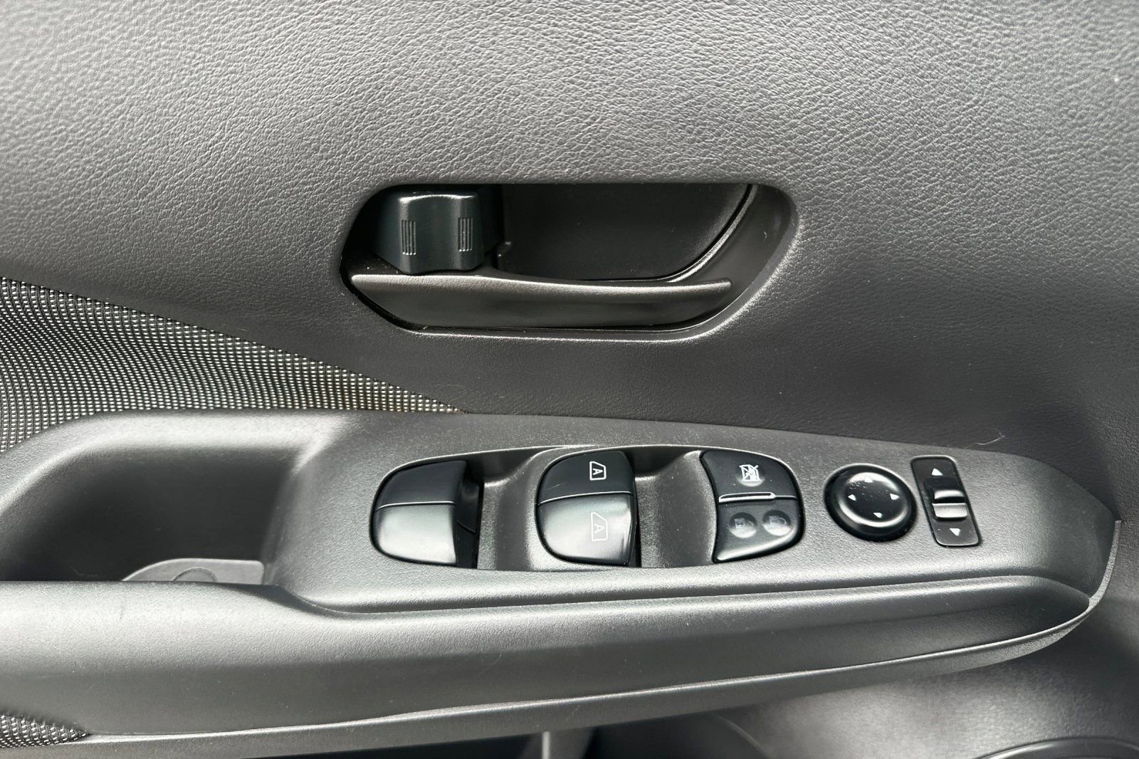 Used 2019 Nissan Kicks S FWD image 11
