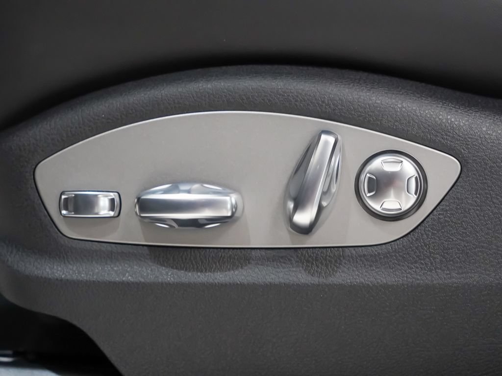 Certified 2026 Porsche Macan AWD/4WD image 24