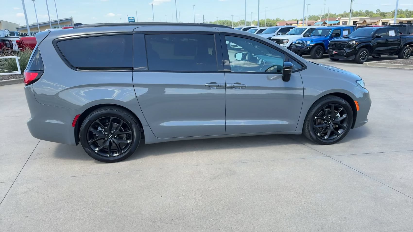 Used 2025 Chrysler Pacifica Limited FWD image 2