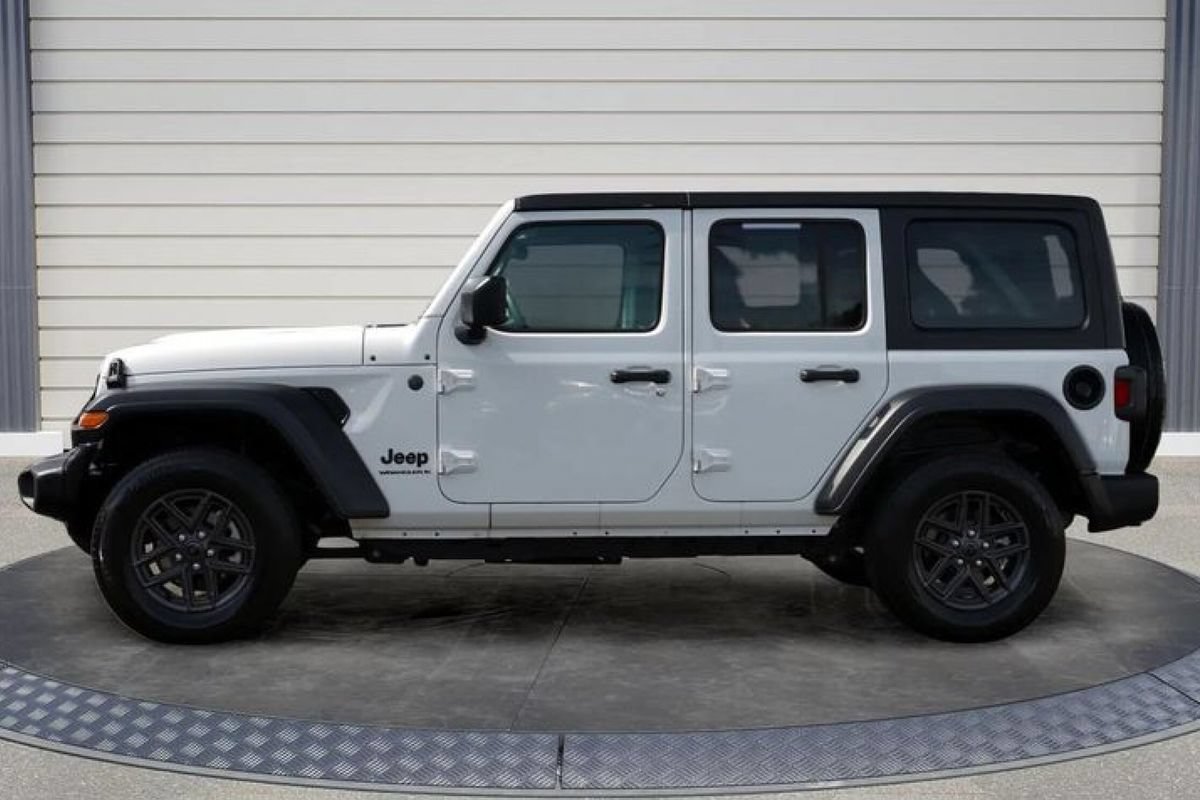 Used 2025 Jeep Wrangler Unlimited Sport AWD/4WD image 4