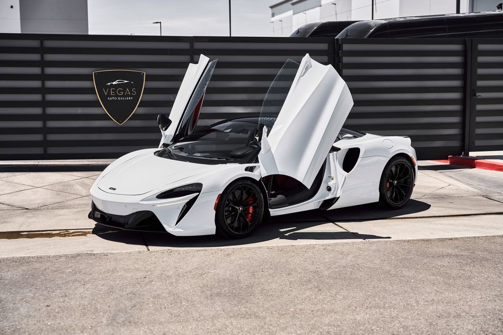 Used 2024 McLaren Artura RWD image 5