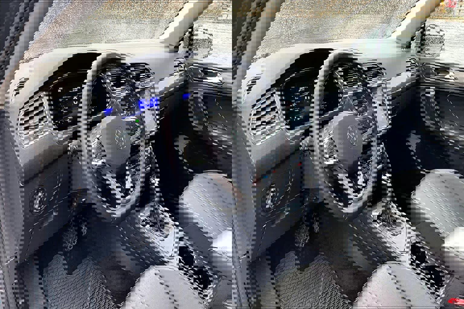 Used 2022 Volkswagen Tiguan SE w/ Panoramic Sunroof Package image 18