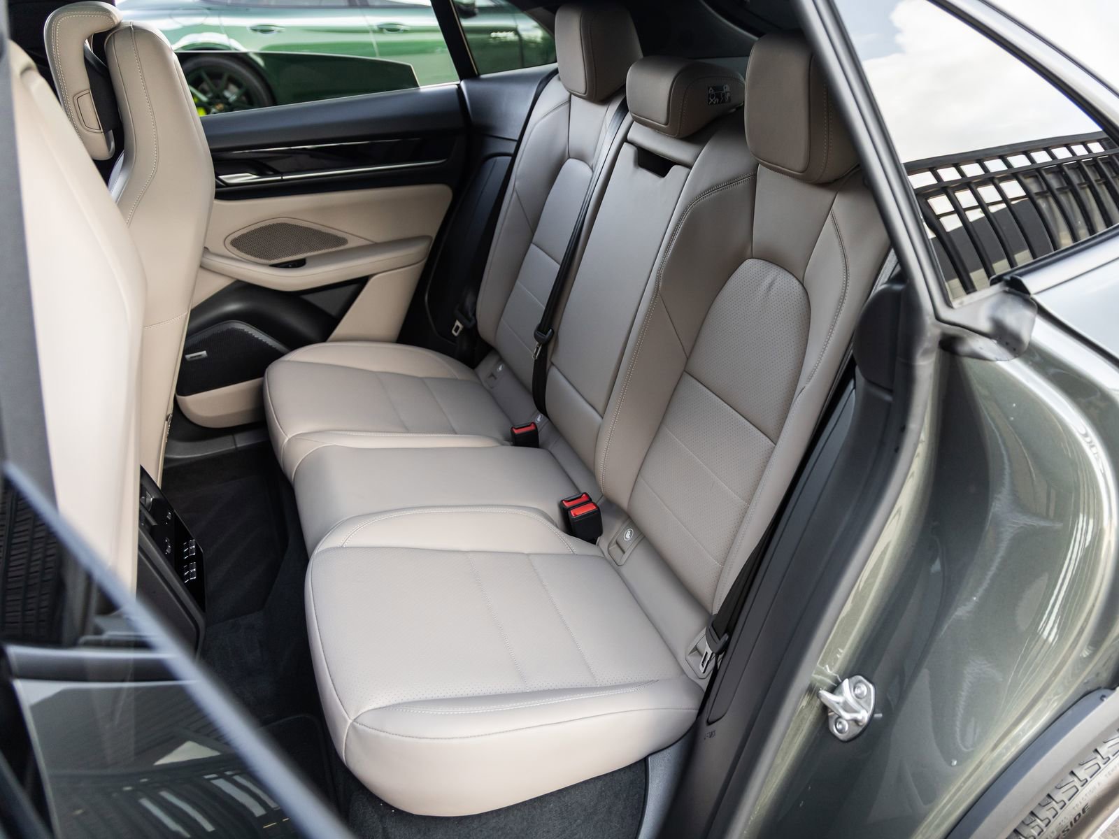 Certified 2025 Porsche Macan Electric image 33