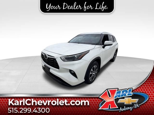 Used 2021 Toyota Highlander XLE image 1