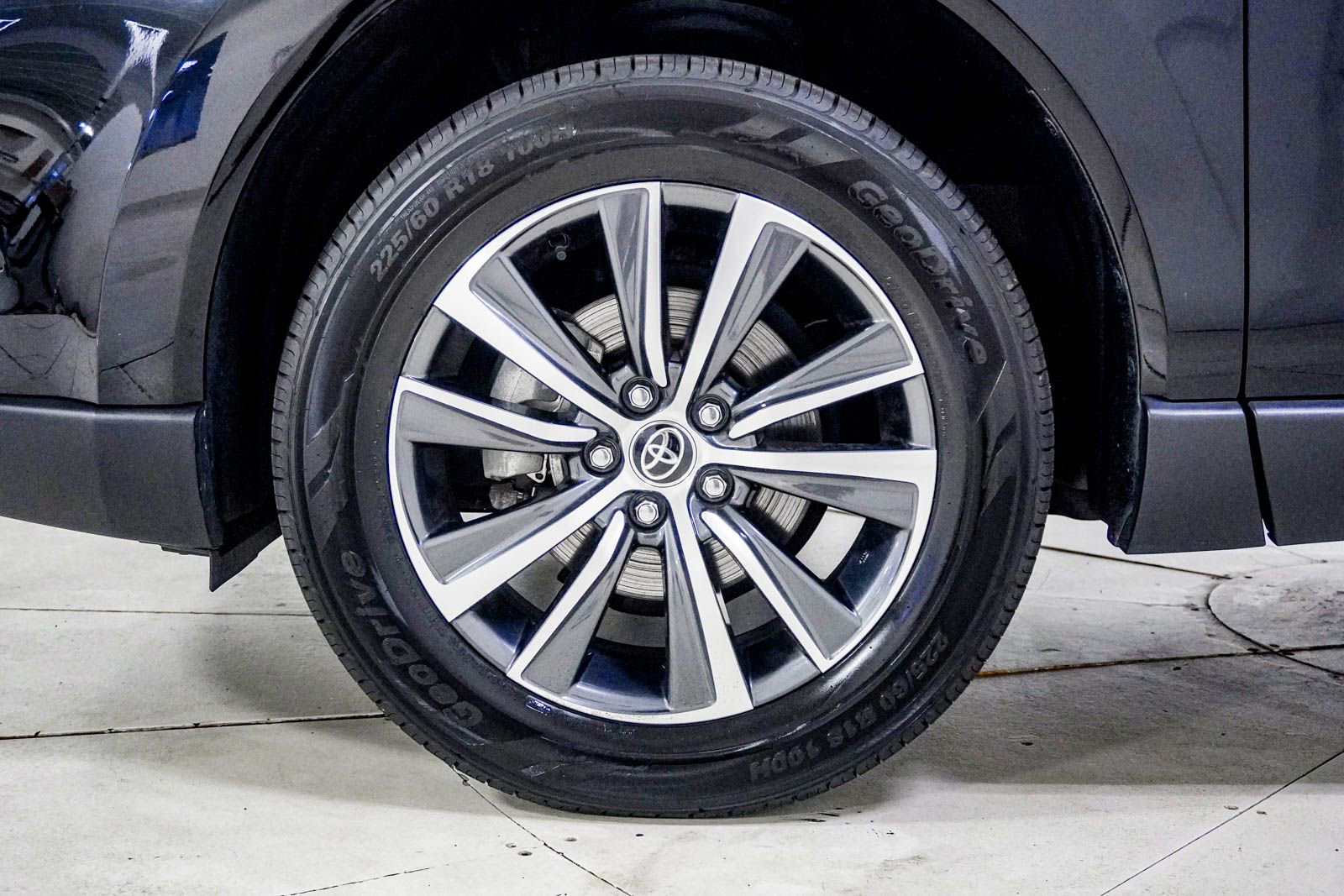 Used 2023 Toyota Venza LE AWD/4WD image 17