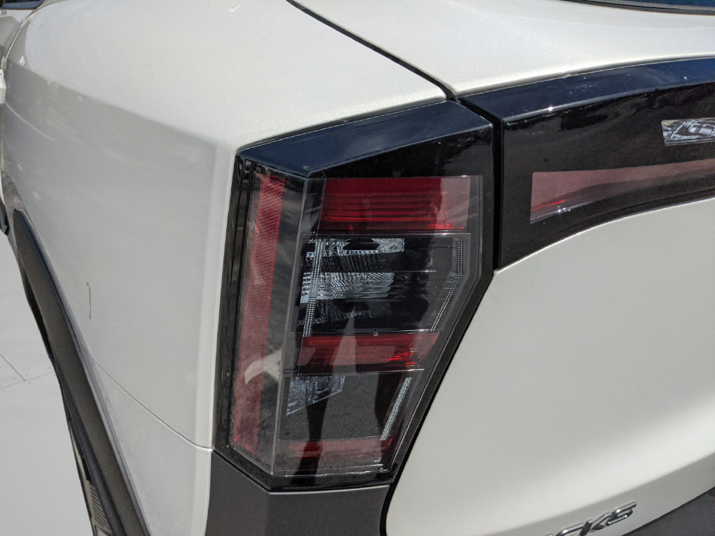 Certified 2025 Nissan Kicks SR FWD image 39