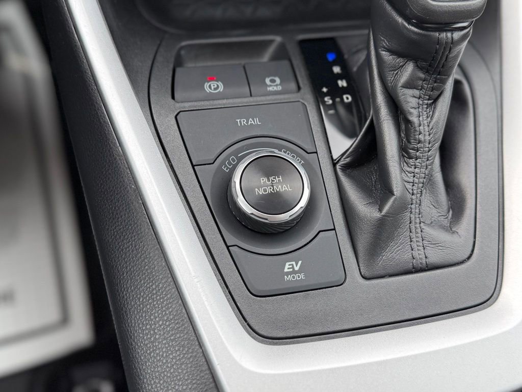 Used 2020 Toyota RAV4 XLE image 18