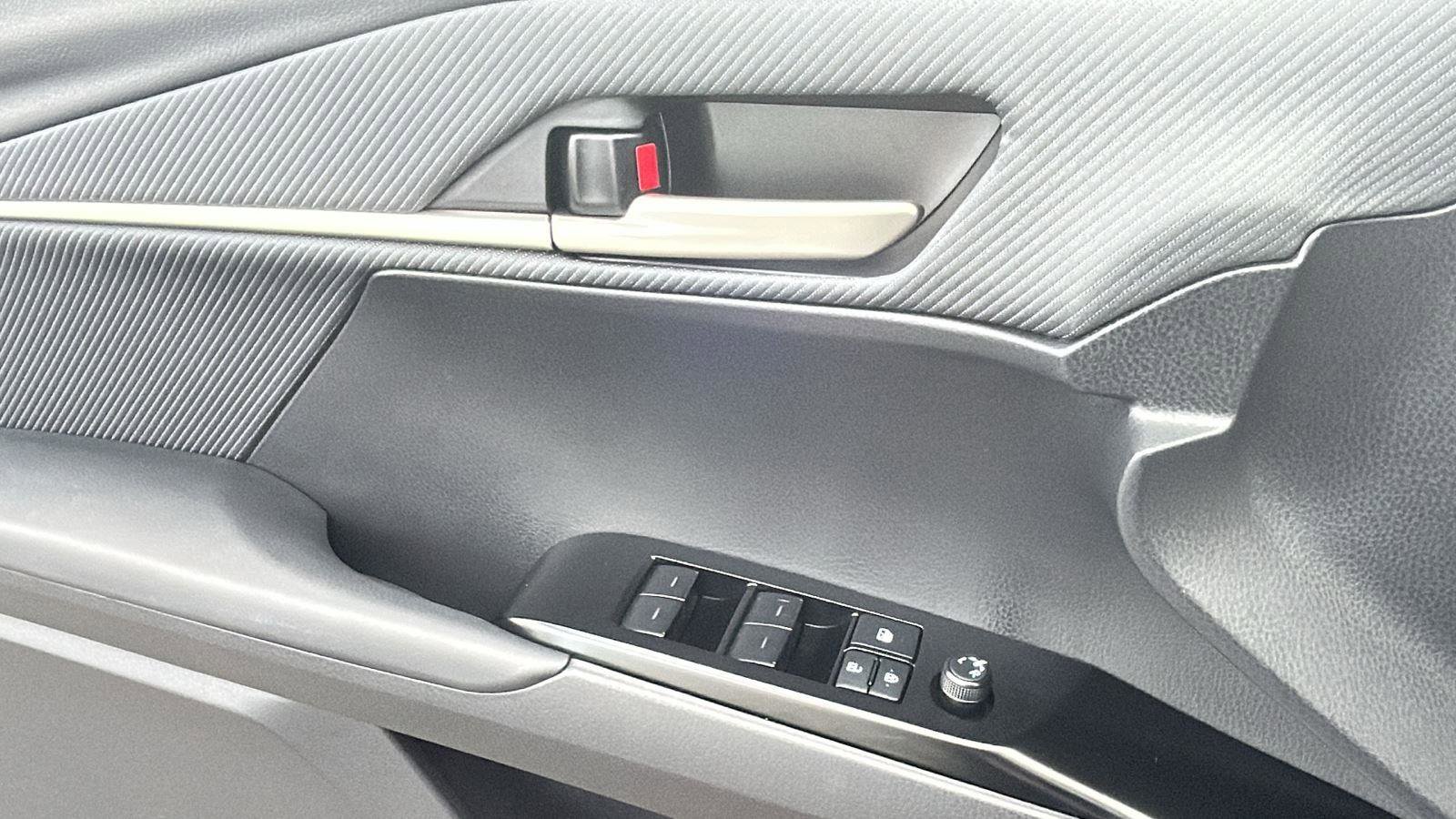 Used 2025 Toyota Camry SE w/ Convenience Package image 15