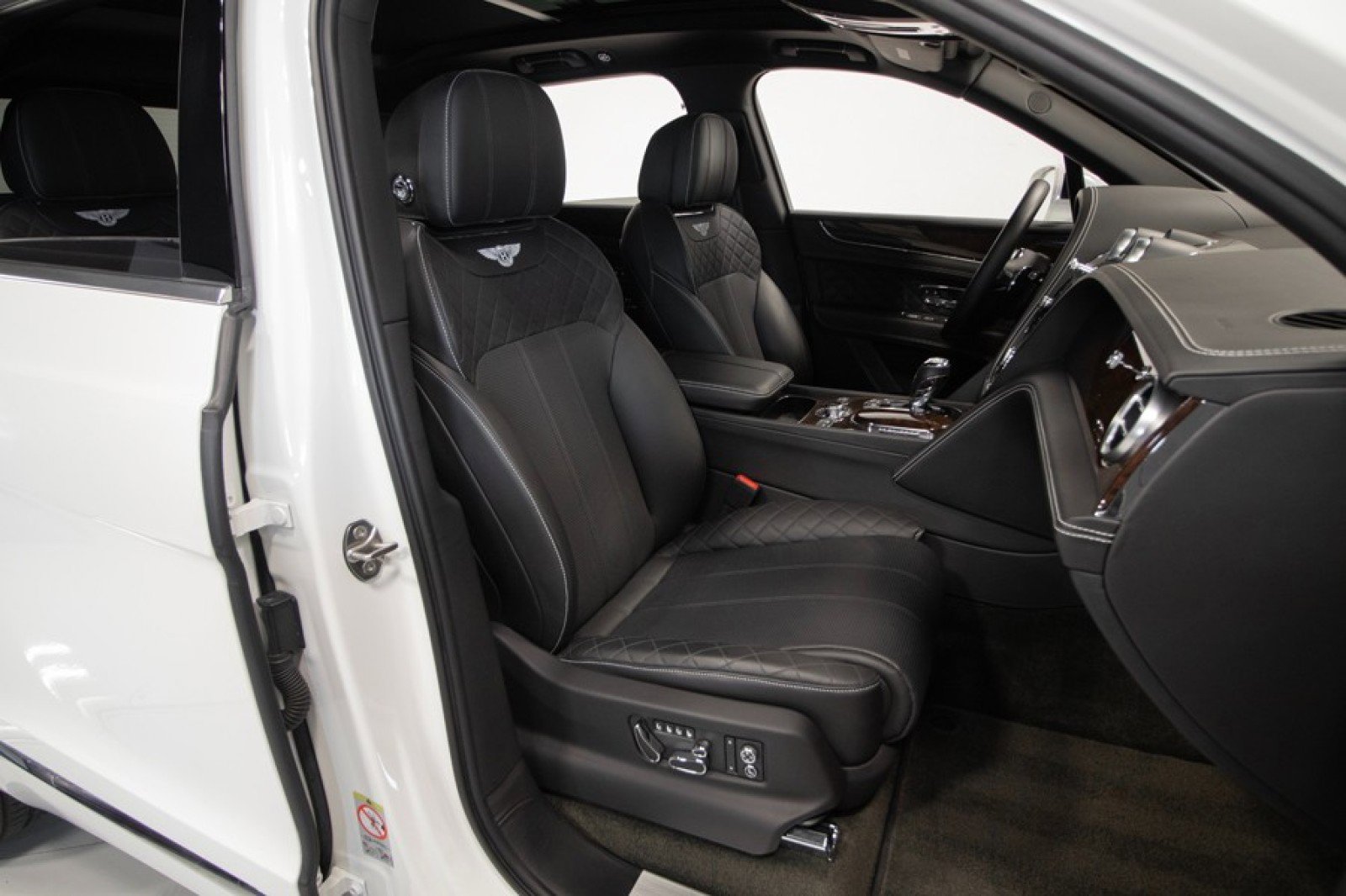 Used 2017 Bentley Bentayga image 58