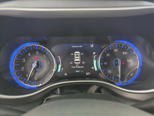 Used 2025 Chrysler Pacifica Select image 10