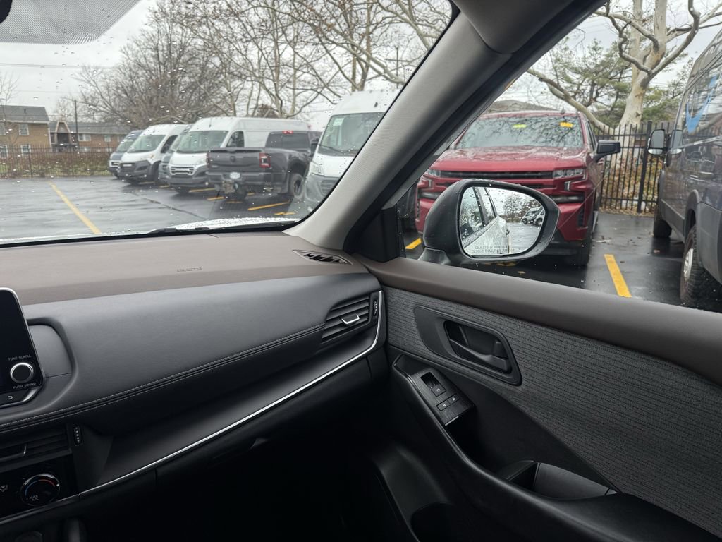 Used 2023 Nissan Rogue S image 22