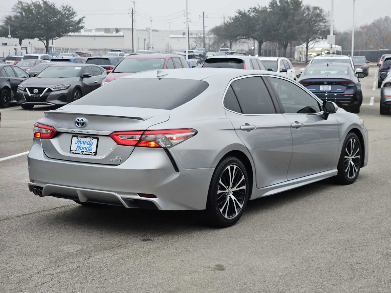 Used 2019 Toyota Camry SE w/ Sunroof Package image 6