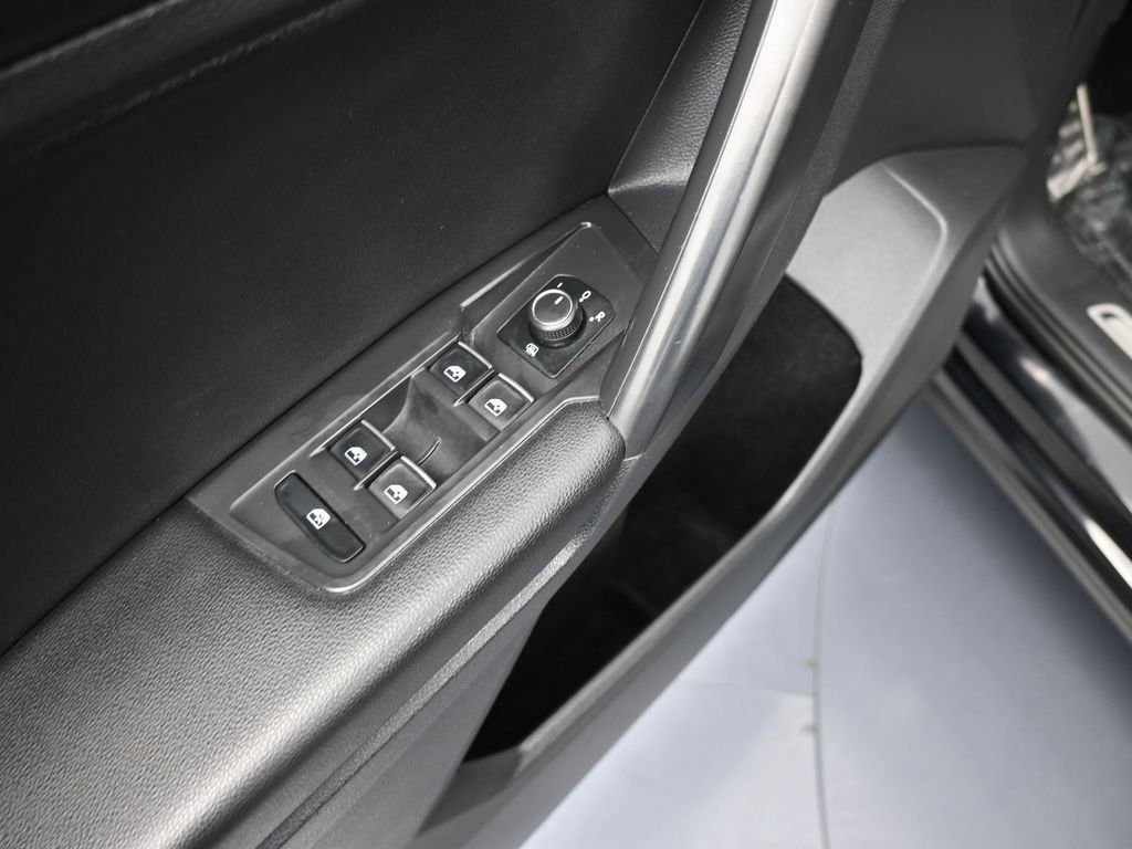 Used 2021 Volkswagen Tiguan SE R-Line image 14