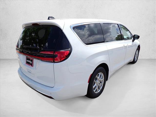 New 2027 Chrysler Pacifica Select FWD image 4