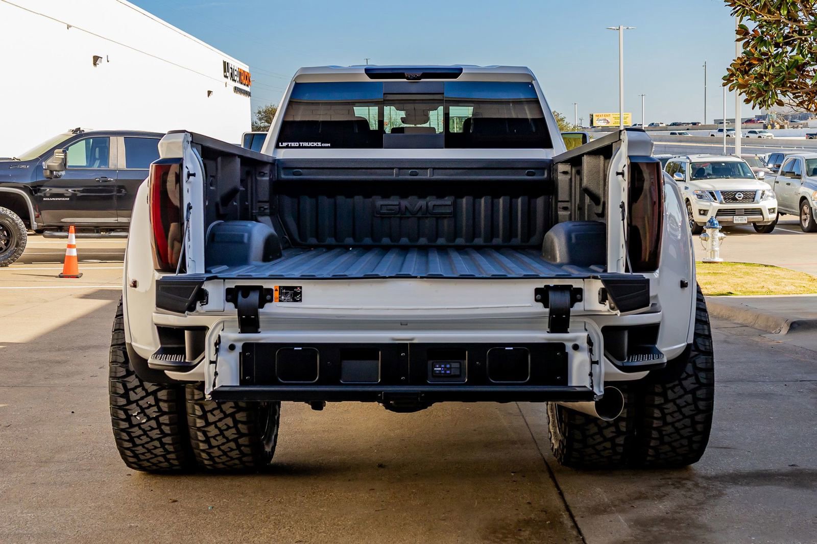 Used 2026 GMC Sierra 3500 Denali Ultimate w/ LPO, Black Badging Package image 9