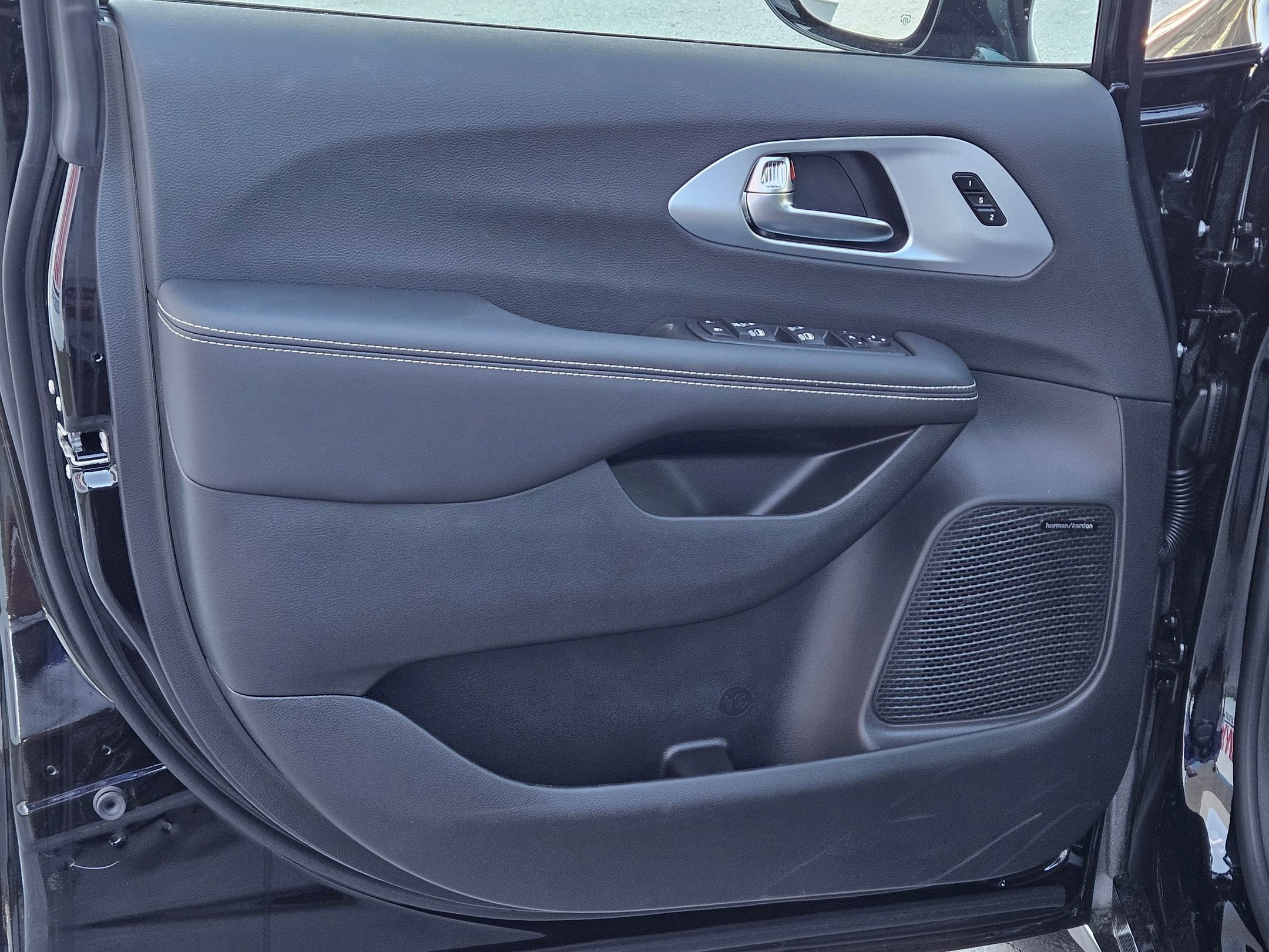 New 2026 Chrysler Pacifica Limited image 15