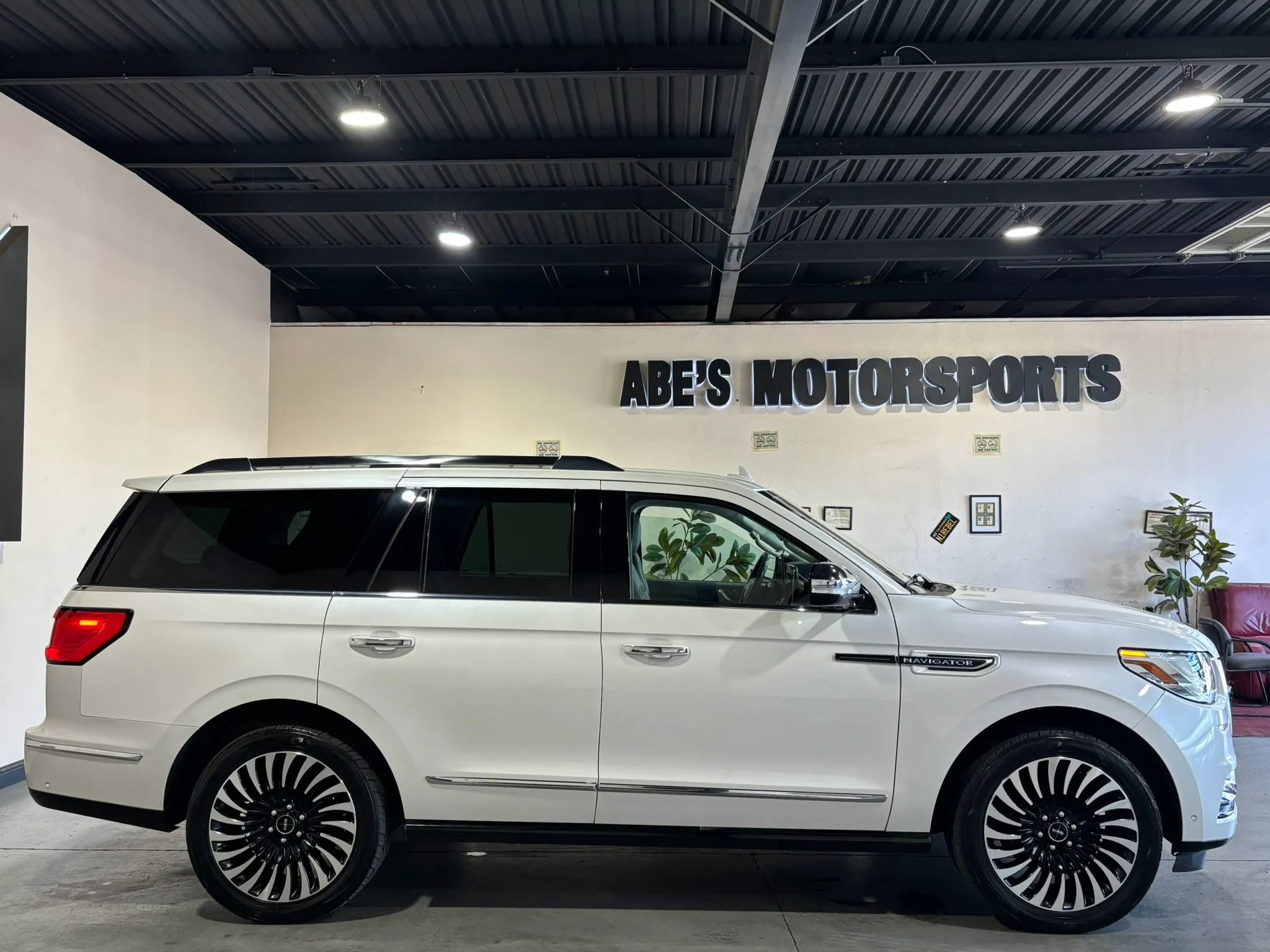 Used 2018 Lincoln Navigator Black Label AWD/4WD image 4