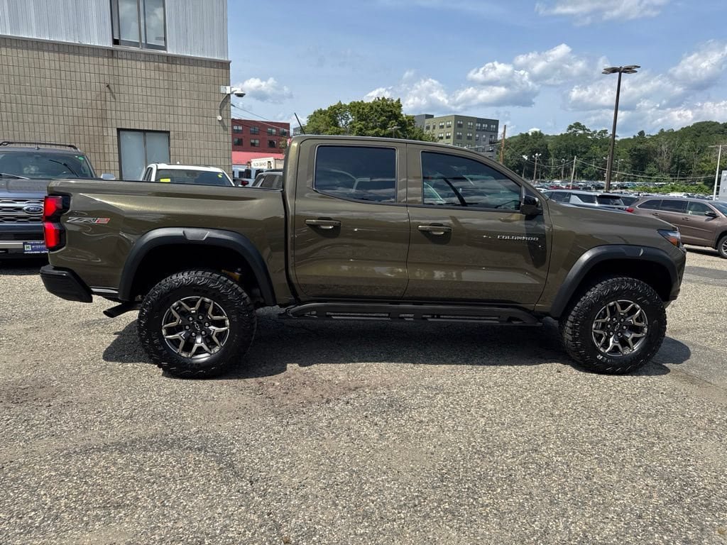 Used 2025 Chevrolet Colorado ZR2 w/ Technology Package AWD/4WD image 8