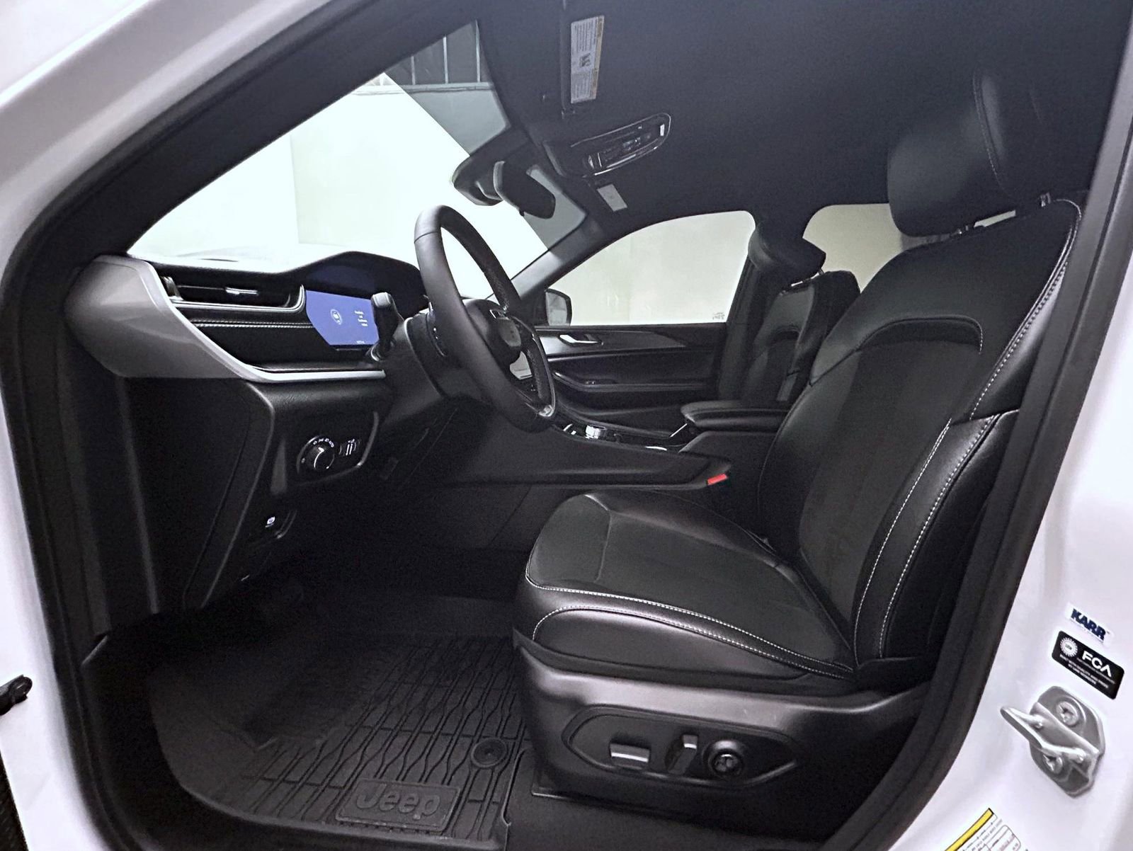 Used 2025 Jeep Grand Cherokee Altitude image 10