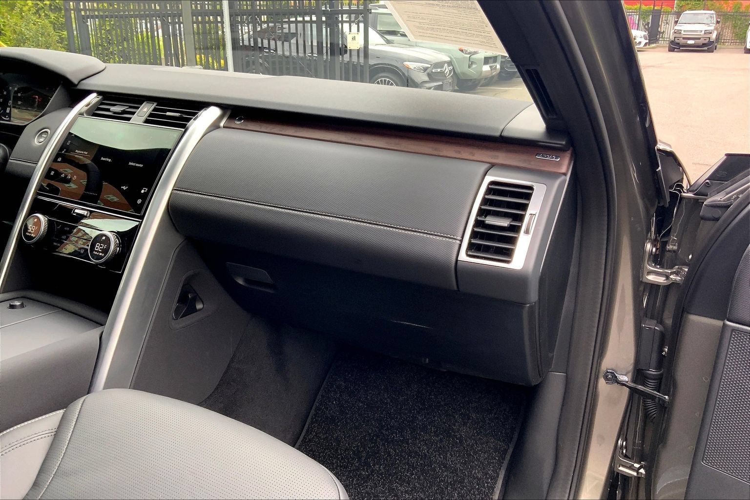 Certified 2025 Land Rover Discovery Dynamic SE AWD/4WD image 18