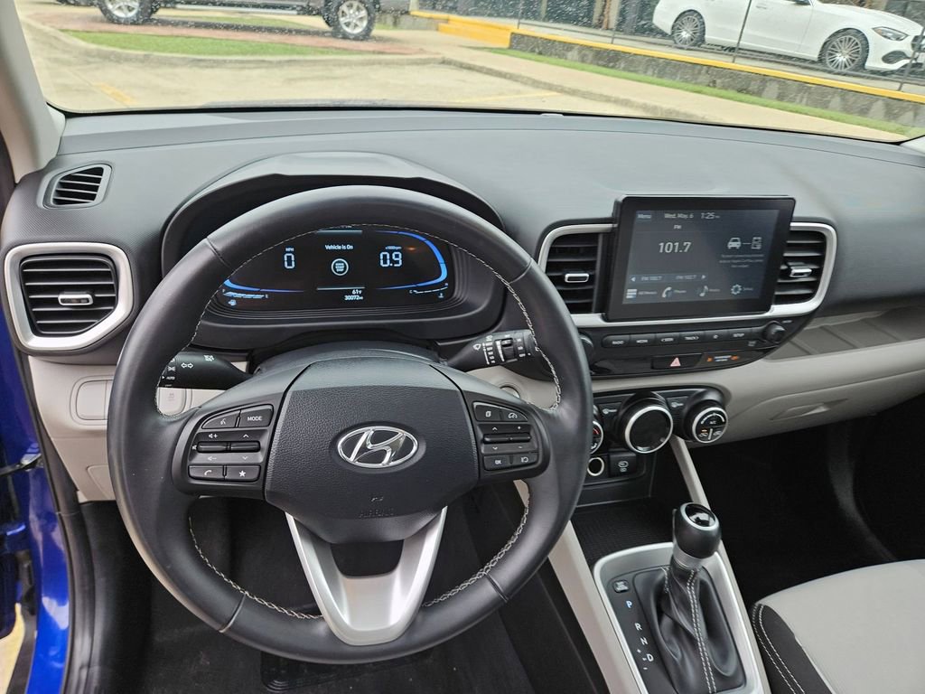 Used 2025 Hyundai Venue SEL FWD image 17