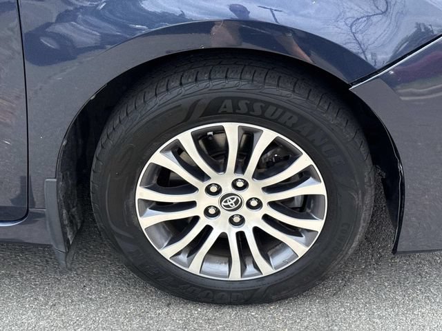 Used 2019 Toyota Sienna XLE w/ XLE Navigation Package FWD image 7