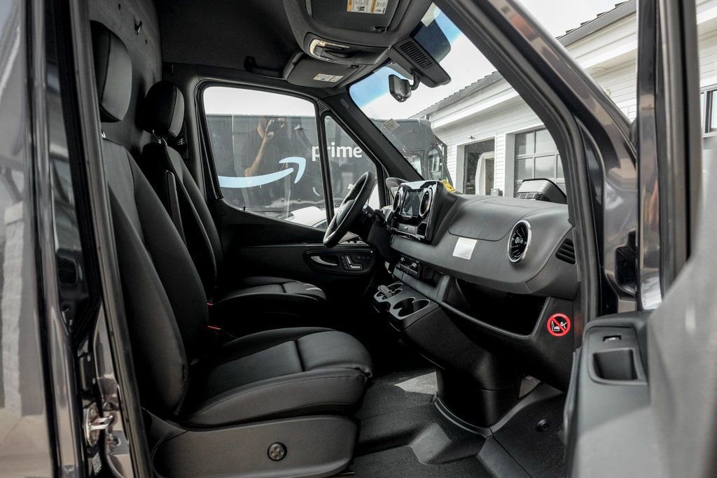 Used 2025 Mercedes-Benz Sprinter 2500 image 20