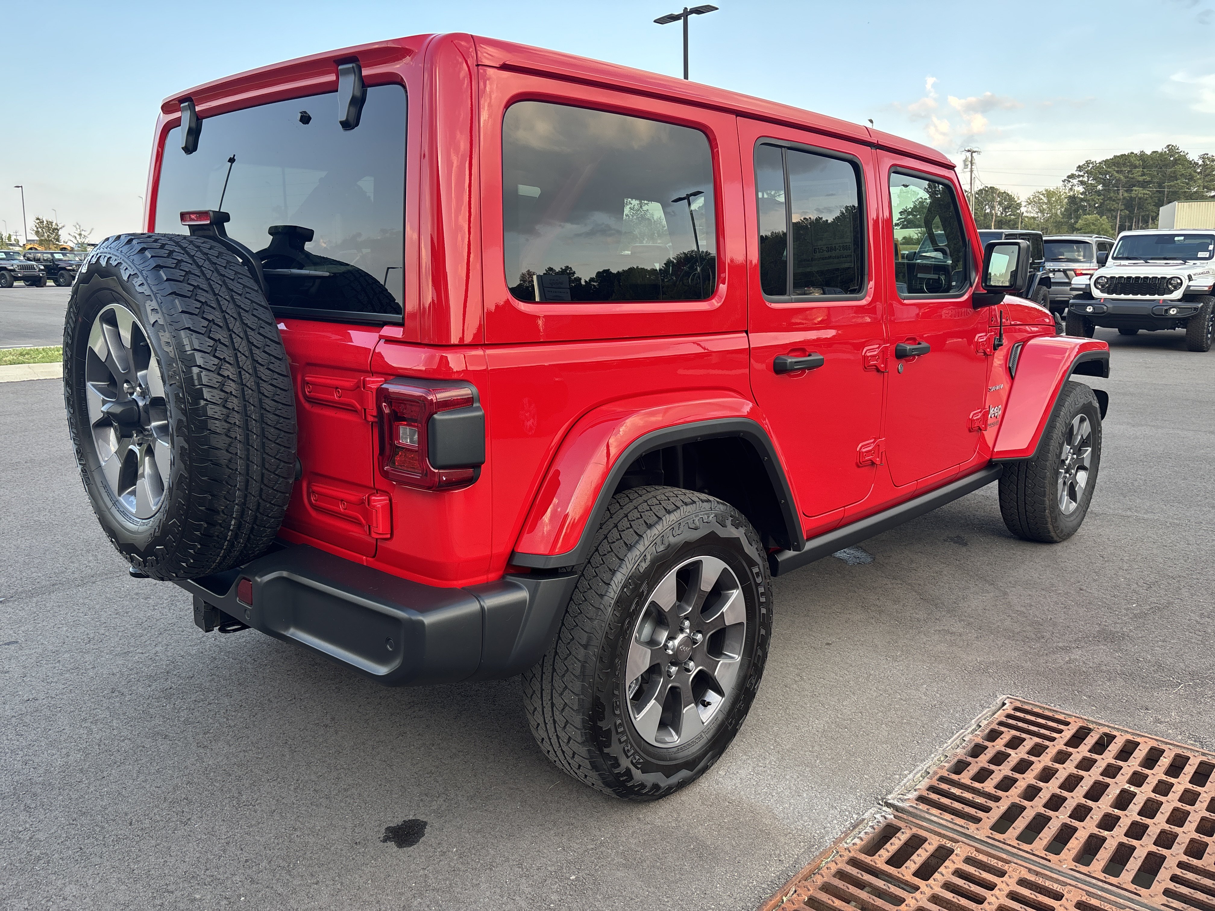 Used 2018 Jeep Wrangler Unlimited Sahara AWD/4WD image 5