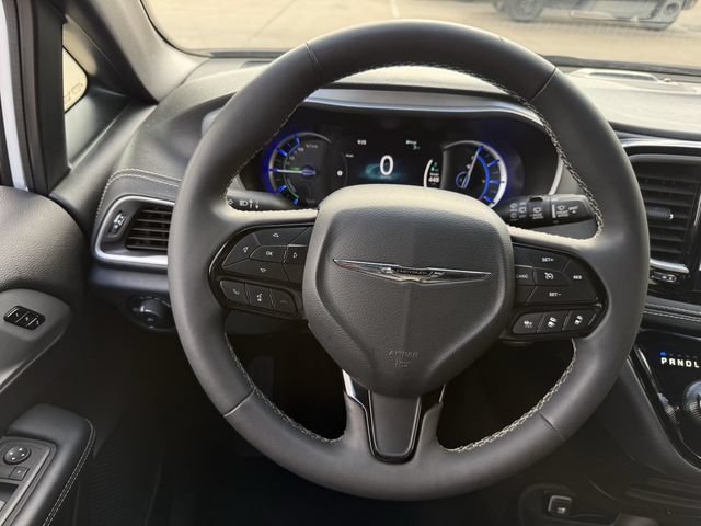 Used 2024 Chrysler Pacifica Limited FWD image 13