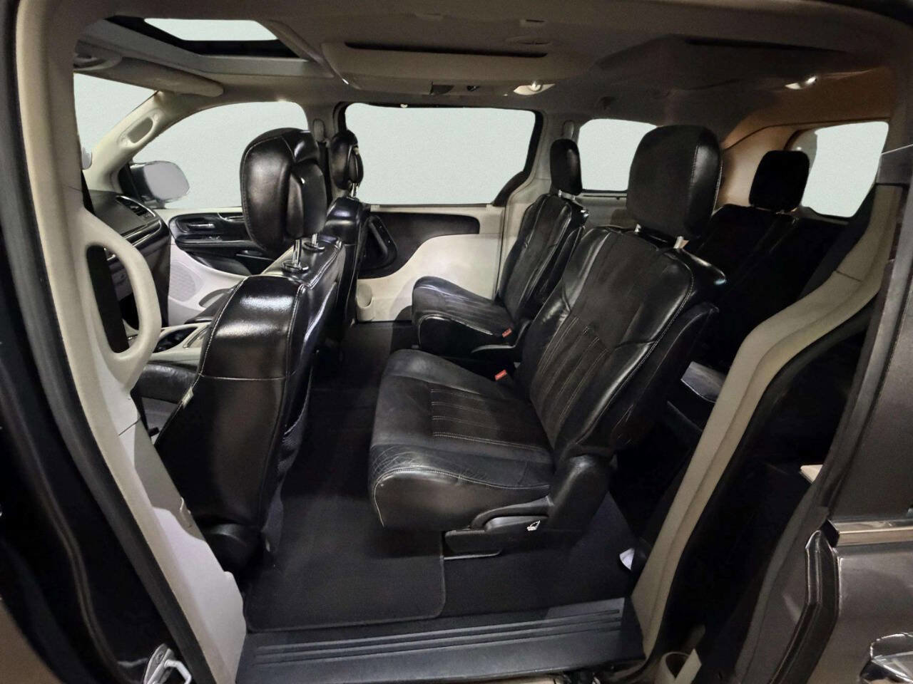 Used 2014 Chrysler Town & Country Touring-L image 23