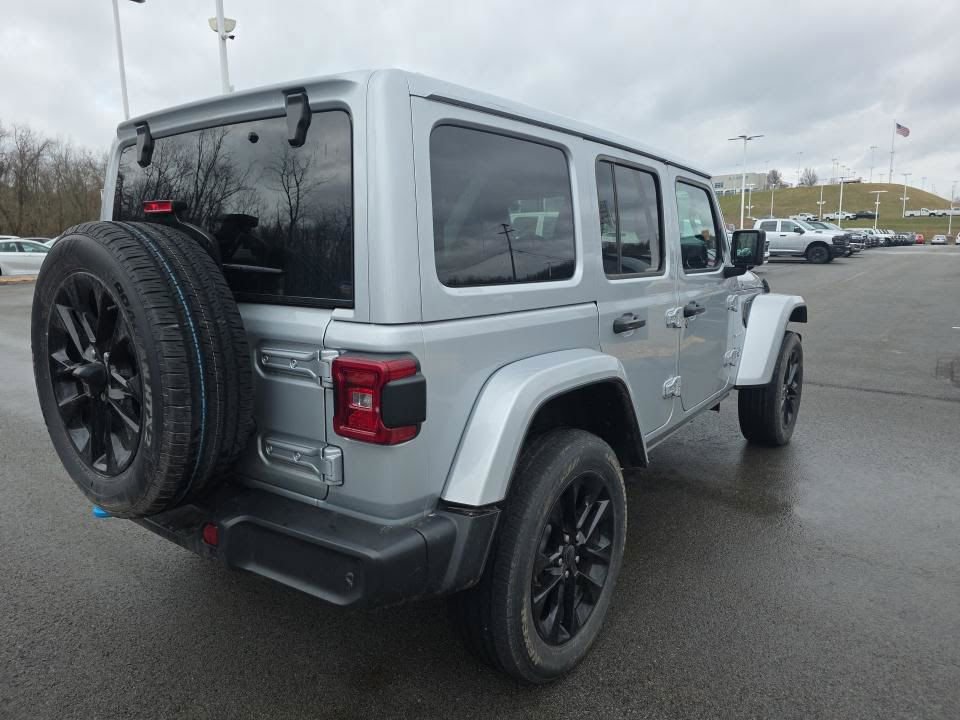 Used 2024 Jeep Wrangler Unlimited Sahara w/ Technology Group image 7