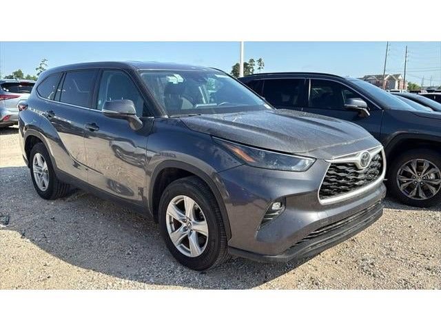Used 2024 Toyota Highlander LE FWD image 3