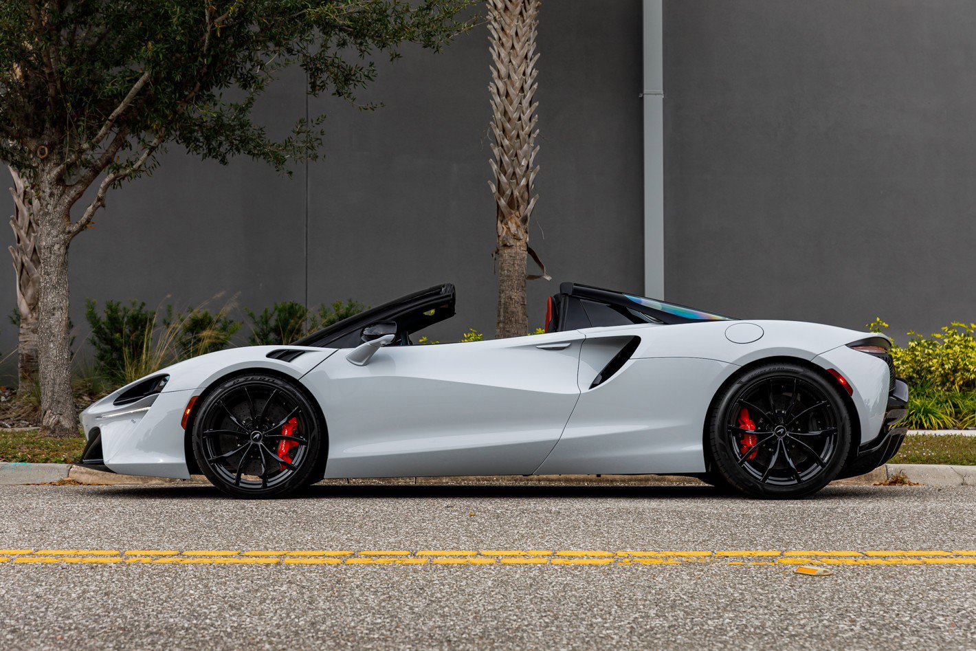 Used 2025 McLaren Artura Spider image 24