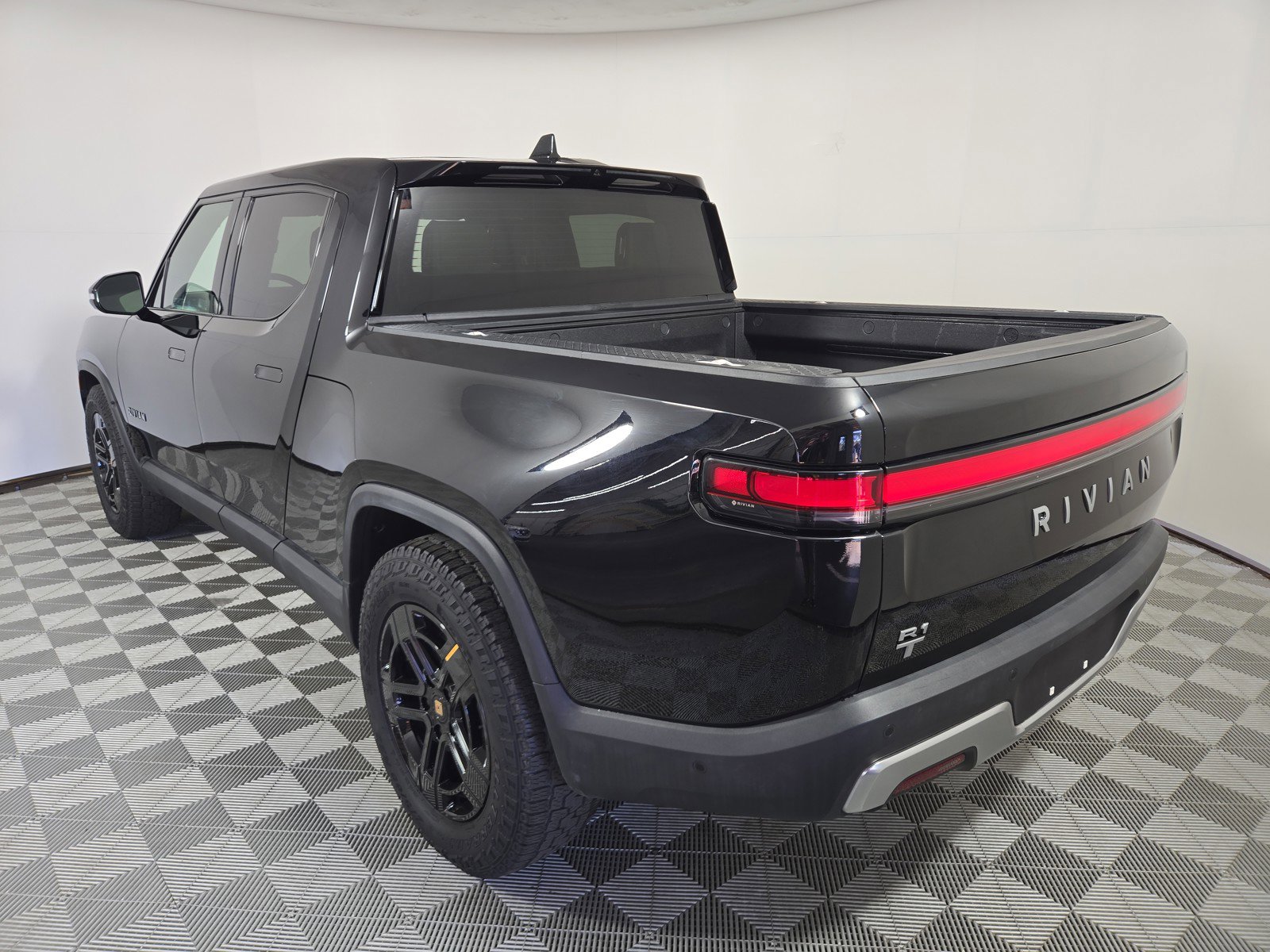 Used 2024 Rivian R1T Adventure image 3