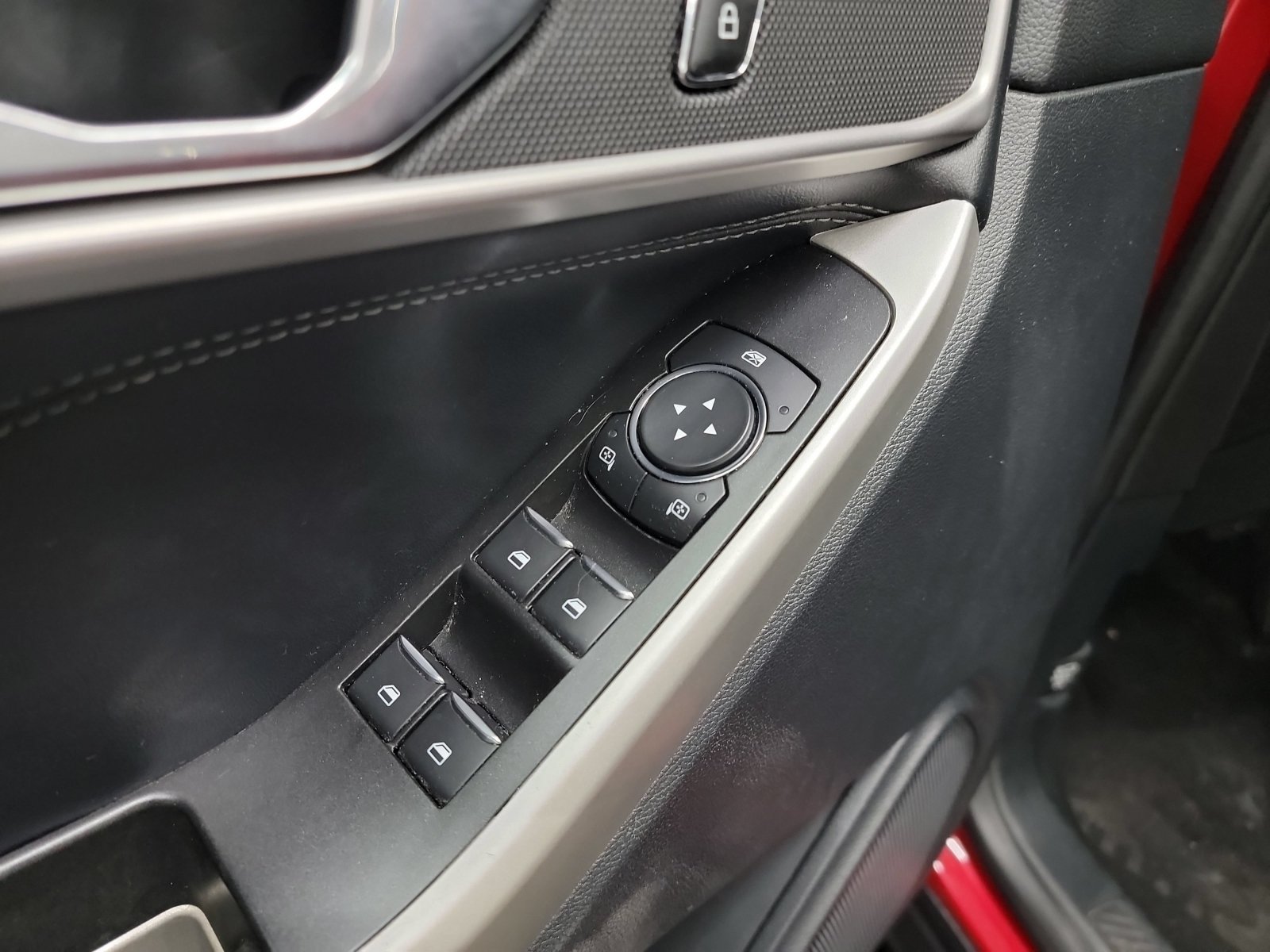 Used 2020 Ford Explorer XLT w/ Equipment Group 202A AWD/4WD image 14