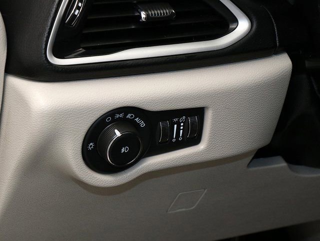 Used 2024 Chrysler Pacifica Touring-L image 24