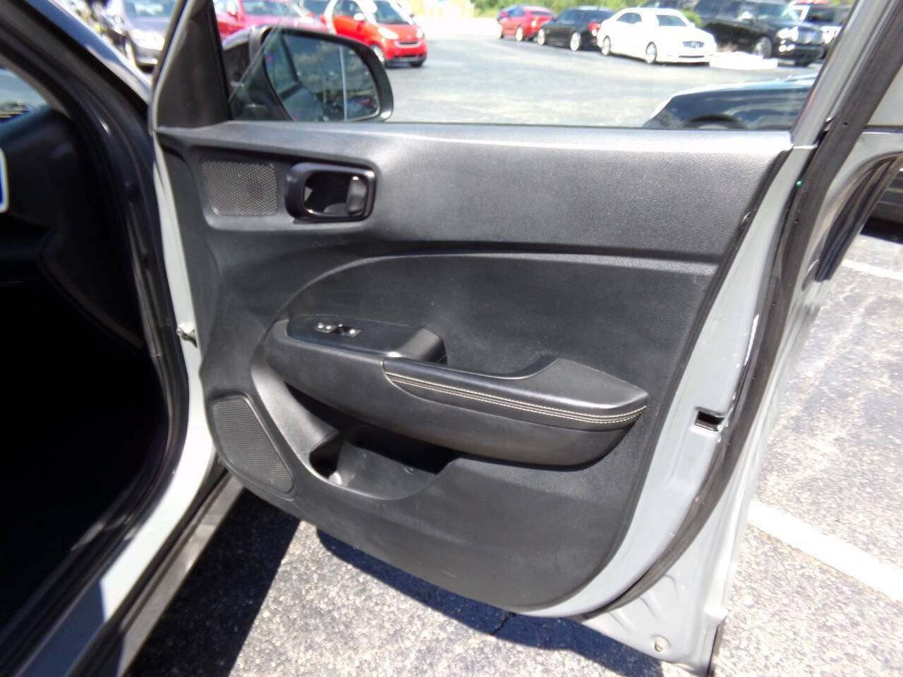 Used 2023 Hyundai Venue Limited FWD image 38