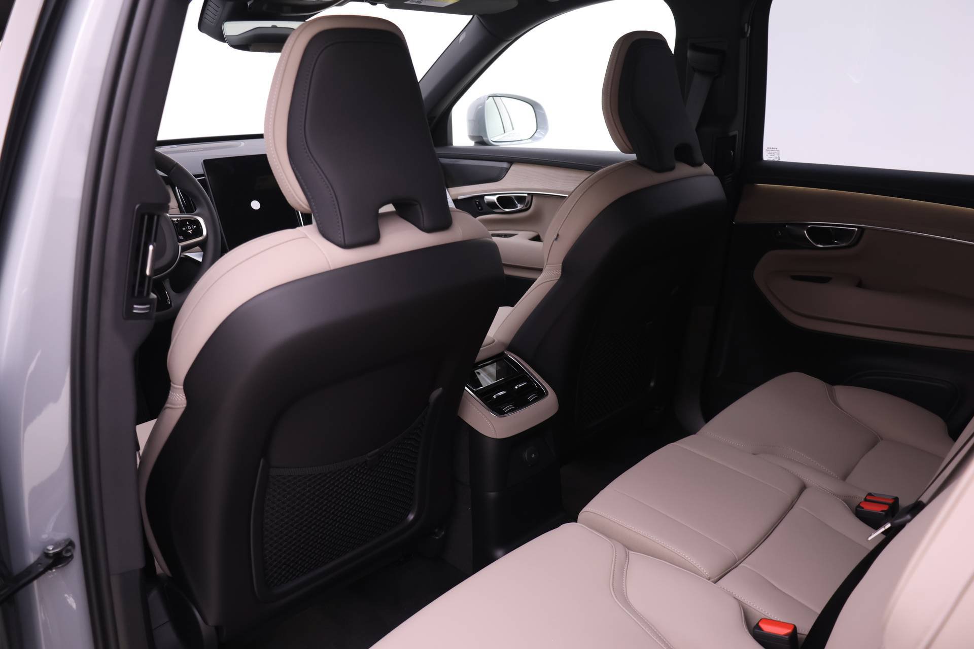 New 2026 Volvo XC90 T8 Plus w/ Protection Package Premier AWD/4WD image 13